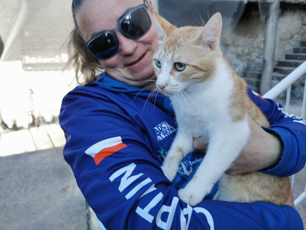 kpt. Edyta Kos-Jakubczak z uratowanym kotem na rękach