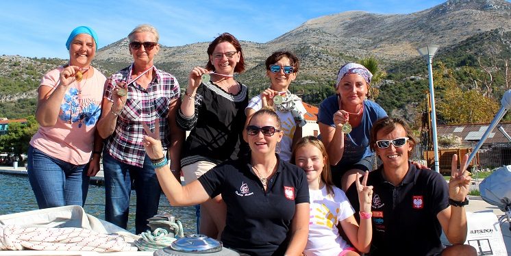 Uczestniczki rejsu dla kobiet po mastektomii z medalami w porcie